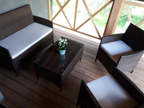 米卢夫卡Apartament w Milówce的客厅配有椅子、桌子和窗户