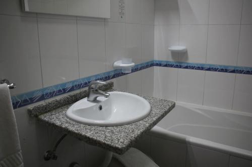 阿威罗Hotel Joao Capela的浴室配有盥洗盆和浴缸。