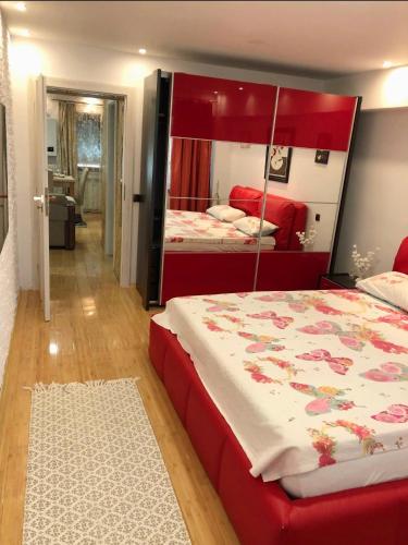 弗格拉什Bella Casa Apartments的一间卧室配有一张大床和镜子