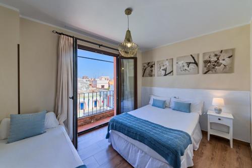 奇皮奥纳波索雷伊酒店的一间带两张床的卧室和一个阳台