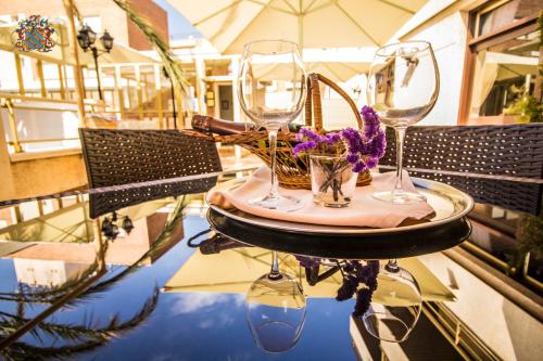 塞古德卡拉斐维多利亚酒店的一张桌子,上面放着两杯酒杯和鲜花