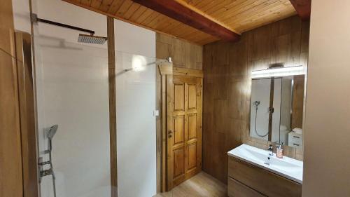 纳梅斯托沃Chata Panoráma的带淋浴、盥洗盆和镜子的浴室