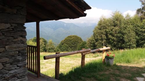 Chiusa di PesioLe Baite di Baudinet - Trek&Relax的门廊,带栅栏和一桶鲜花