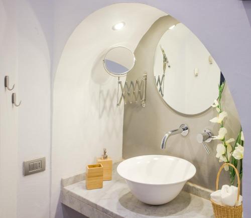 佛罗伦萨Old Convent in Via De Neri的浴室设有白色水槽和镜子