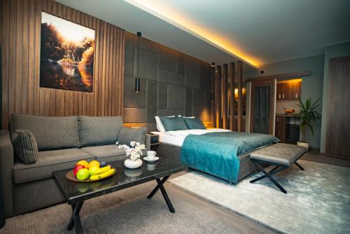 特拉布宗Nova Suite Hotel的一间卧室配有一张床、一张沙发和一张桌子