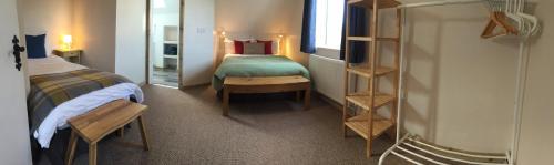 杜林Harvest Moon-ROOMS ONLY的客房设有带一张床和镜子的卧室