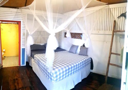 象岛象岛7旅馆的一间卧室配有一张带天蓬的白色床