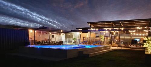 纽曼纽曼绿洲汽车旅馆的一座晚上设有游泳池的房子