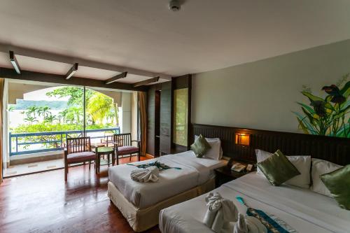 皮皮岛皮皮岛小屋酒店的酒店客房设有两张床和一个阳台。