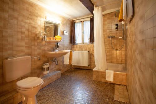 布伦瑞克里特尔圣乔治酒店的浴室配有卫生间、盥洗盆和浴缸。