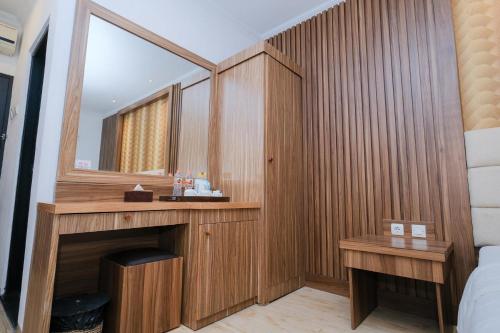 日惹日惹帕里斯皇家酒店的客房内的浴室设有水槽和镜子
