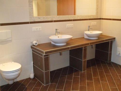 艾恩贝克Ferienwohnung Bongartz的一间带两个盥洗盆和卫生间的浴室