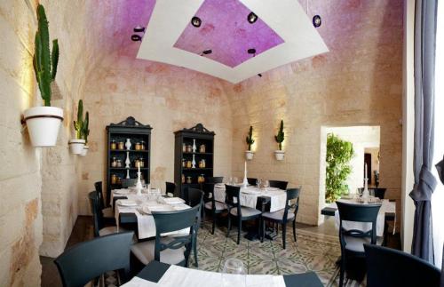特拉尼Vigna Caracciolo的一间在房间内配有桌椅的餐厅
