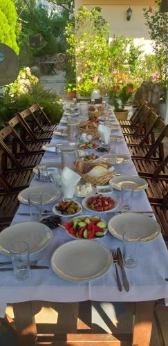 萨兰达Guesthouse Villa Joanna&Mattheo的一张长桌,上面放着食物板