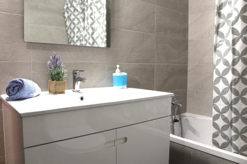 拉戈斯Cubo的浴室配有白色水槽和淋浴。