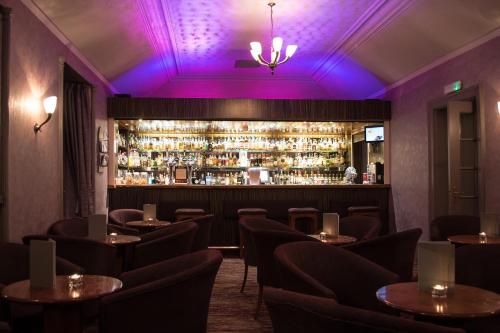 埃尔金莱施莫雷酒店的餐厅内拥有紫色照明的酒吧