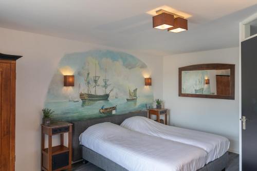 登霍伦Hotel-Restaurant Loodsmans Welvaren的卧室配有一张床,墙上挂有绘画作品