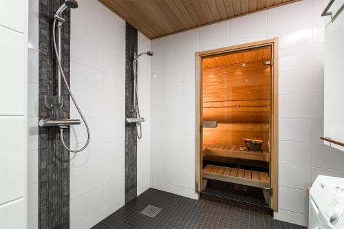 伊马特拉伊马特拉温泉Spa公寓酒店的带淋浴和木制淋浴间的浴室
