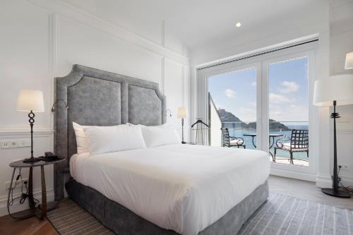 圣塞瓦斯蒂安Hotel Boutique Villa Favorita的一间卧室设有一张大床和一个大窗户