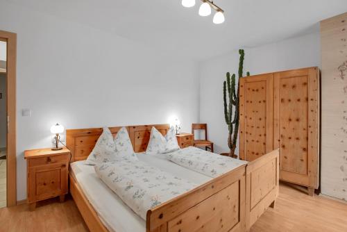 韦尔图尔诺Rafaser - Apartment Rustika的一间卧室配有一张大床和木制床头板