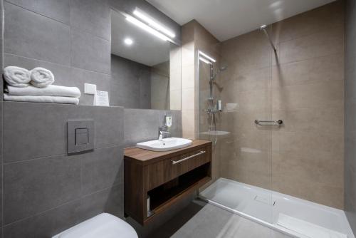 弗罗茨瓦夫DB Hotel Wrocław的浴室配有卫生间、盥洗盆和淋浴。