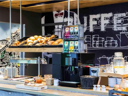克诺克－海斯特ibis Budget Knokke的面包柜台,提供糕点和其他食品