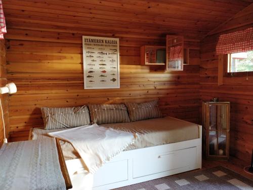 LumparlandVilla Kommodor的小木屋内一间卧室,配有一张床