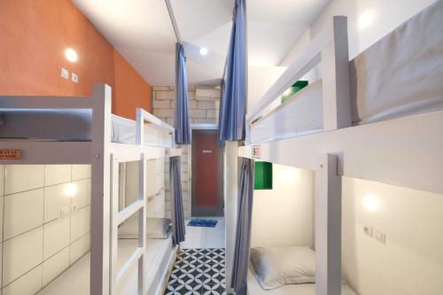 Home Addicts Hostel客房内的一张或多张双层床