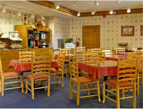 印第安纳波利斯华美达印第安纳波利斯西酒店的餐厅内带桌椅的用餐室