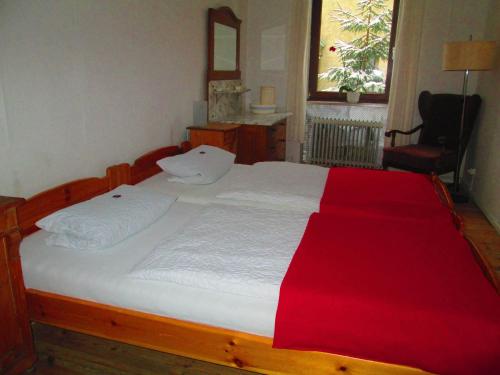 柏林静谧度假屋 - 柏林米特区的一间卧室配有一张大床,上面有红毯