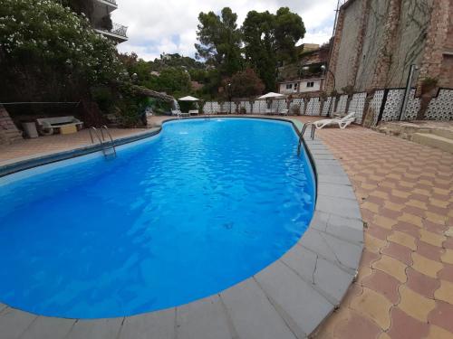 SerraCasa Rural Porta Del Cel的院子里的大型蓝色游泳池