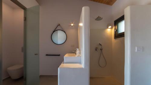 SimotátaKEFI SPITIA的一间带水槽和镜子的浴室