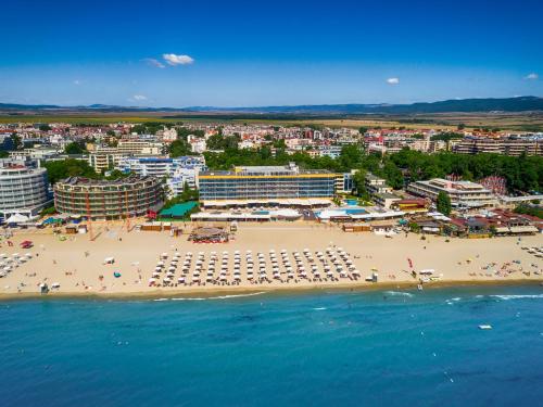 阳光海滩Hotel Glarus Beach的享有海滩的空中景色,海与人