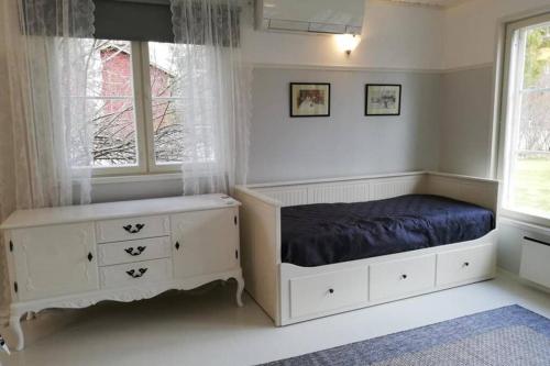 罗瓦涅米Arctic Circle Tranquillity的一间卧室设有一张床和两个窗户。