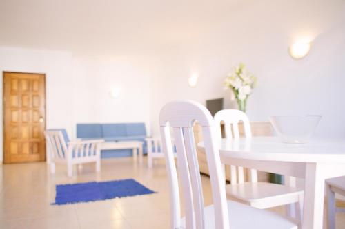 阿尔沃尔Dunas do Alvor - Budget的白色的用餐室配有桌椅