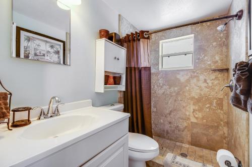 布雷登顿海滩Gulf View Cottage #3的一间带水槽和卫生间的浴室