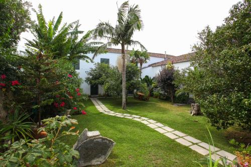 大里贝拉Casa do Pico Arde的房屋前带走道的花园