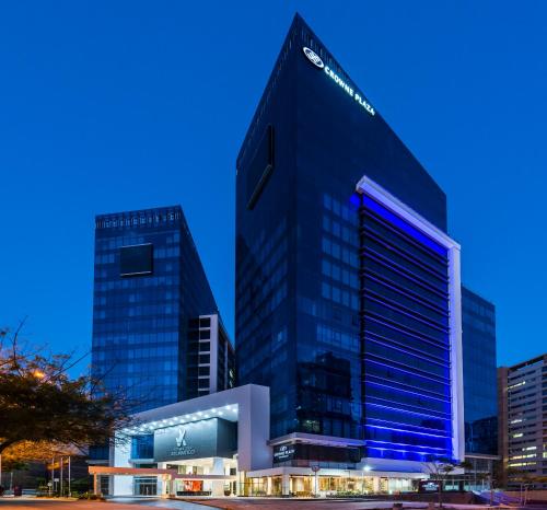巴兰基亚Crowne Plaza Barranquilla, an IHG Hotel的上面有沙姆星标志的高楼