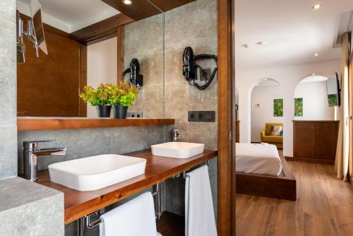科尼尔-德拉弗龙特拉Hotel Antantie的一间带两个盥洗盆的浴室和一间卧室