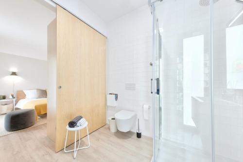 阿威罗Art Home Apartments的带淋浴和卫生间的浴室以及1张床。
