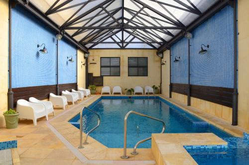 里昂西亚酒店内部或周边的泳池