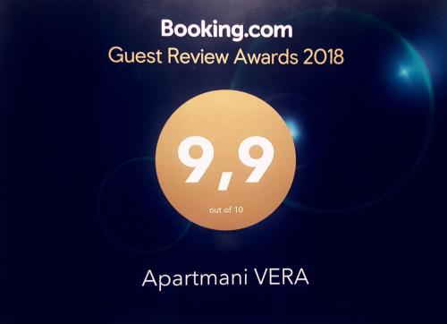 普利莫顿Apartmani Vera的标牌显示客人评奖金圈