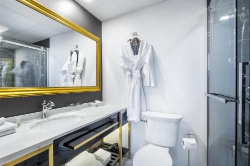 魁北克市克拉伦登酒店的一间带水槽、卫生间和镜子的浴室
