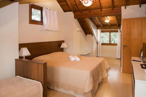 卡内拉LOCAR-IN CANELA - Tríplex Laje de Pedra的一间卧室,配有两张床
