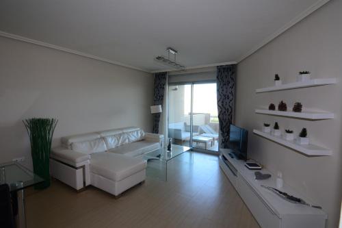 La Mareta卡莱皮萨罗特内里费豪华公寓的客厅配有白色沙发和电视
