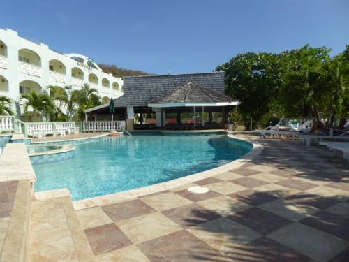 圣乔治卡里纳格海滩度假酒店的大楼前的大型游泳池