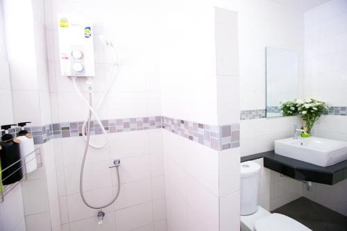 佛丕白猴旅馆的带淋浴、卫生间和盥洗盆的浴室
