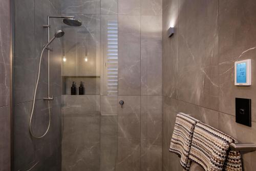 奥克兰Hotel Fitzroy curated by Fable的带淋浴的浴室和玻璃门