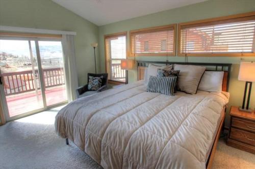 格兰比Beaver Lodge的一间带大床的卧室和一个阳台