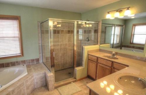 格兰比Beaver Lodge的带淋浴、浴缸和盥洗盆的浴室